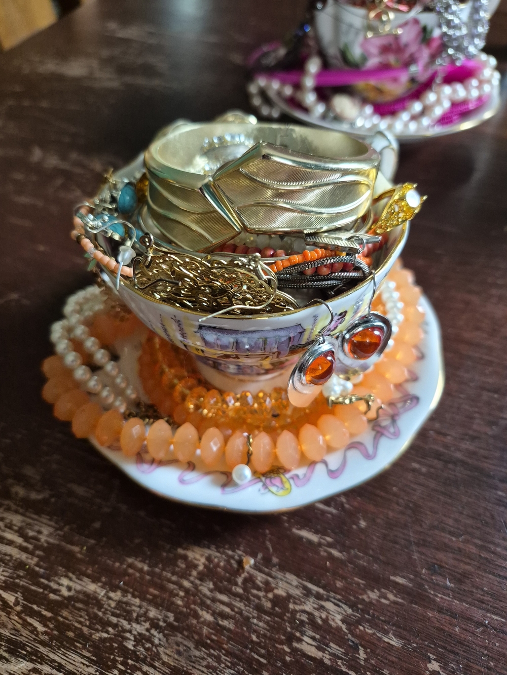 Women’s Peach Bead and Gold-Tone Jewelery Cup